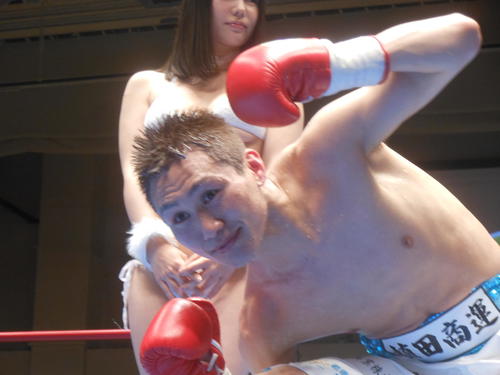 再起2連勝におどけたポーズの小国以載