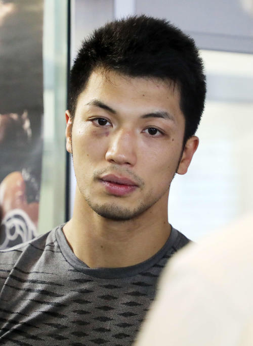 報道陣の質問に答える村田（撮影・鈴木正人）