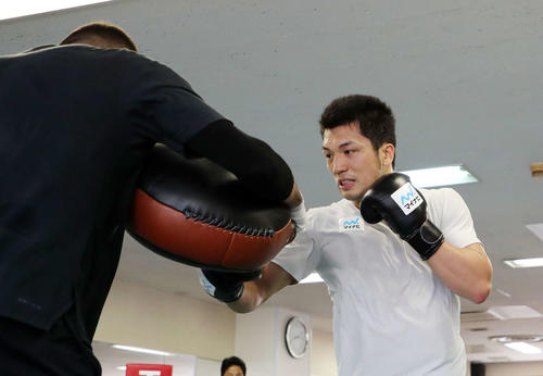 カルロス・リナレストレーナー（左）とミット打ちを行う村田（撮影・鈴木正人）