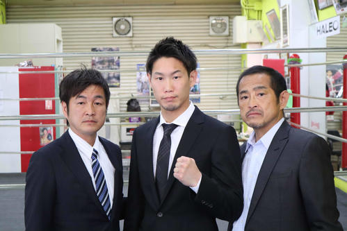 世界タイトル挑戦者決定戦を発表した井岡弘樹（左）、中谷正義（中央）、井岡一法（右）（撮影・南谷竜則）