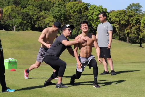 “鬼教官”秀島トレーナー（左から2人目）の指導のもと、和歌山で走りこみ合宿をスタートさせた亀田和毅（2019年5月8日撮影）