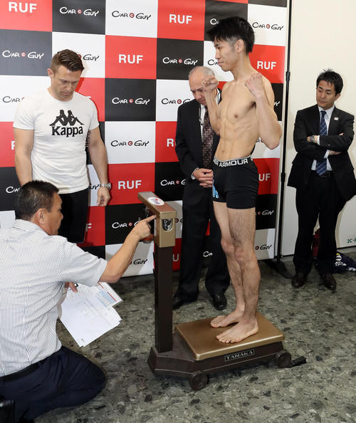 調印式後の計量をパスする黒田（撮影・狩俣裕三）