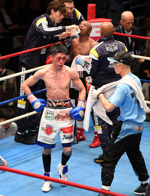 ムザラネ（奥）に判定負けした黒田（撮影・たえ見朱実）