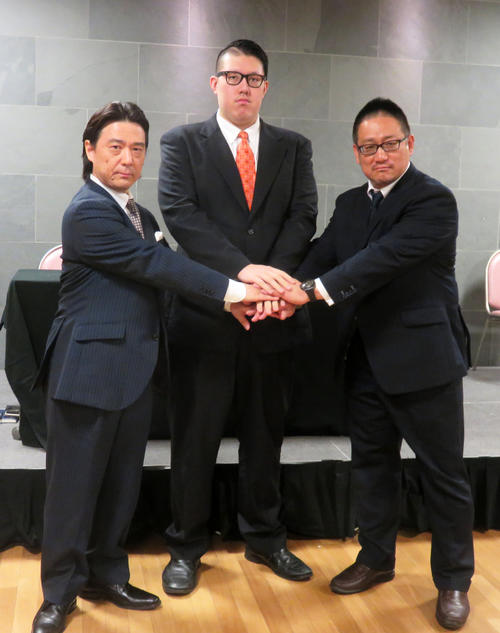 リアルジャパンプロレスからDDTへの移籍を発表した納谷幸男（中央）。左はリアルジャパン平井社長、右はDDT高木社長（撮影・桝田朗）