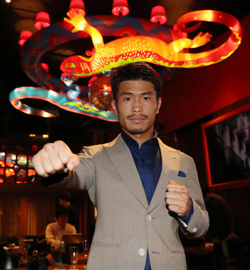 WBA世界ライトフライ級タイトルマッチが決まった木村は、スペインの守り神とされるトカゲのオブジェの前でベルト奪取を誓う（撮影・大野祥一）