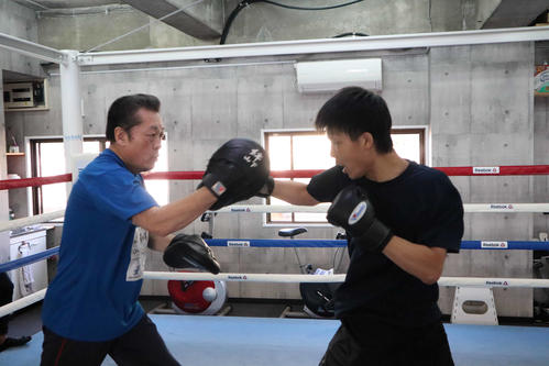 公開練習でミット打ちをする久保隼（右）と山下正人会長（左）（撮影・南谷竜則）