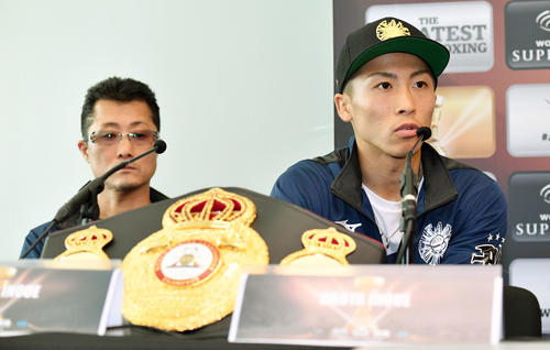 会見に臨む井上（右）と父の真吾トレーナー（撮影・滝沢徹郎）