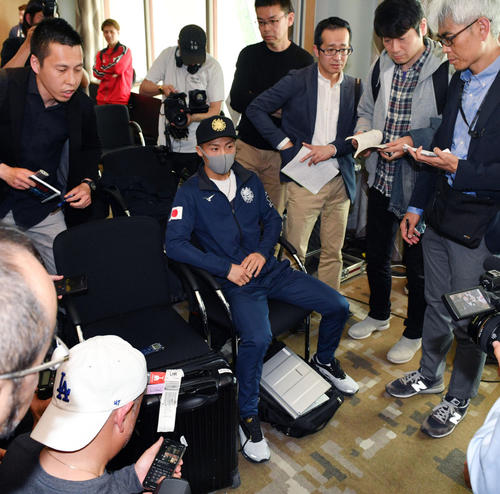 会見を終えた井上はマスクを付けて囲み取材に応じる（撮影・滝沢徹郎）