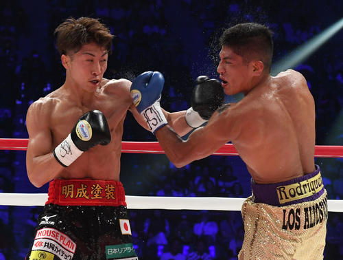 3回、強烈な左フックでダウンを奪う井上（2017年5月21日撮影)
