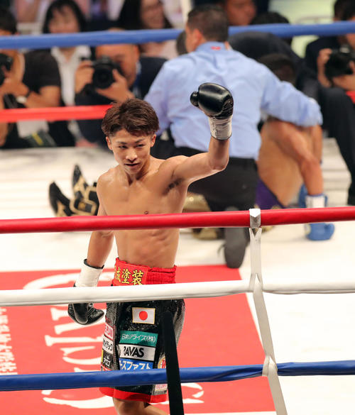 3回、強烈なパンチでロドリゲス（後方）にTKO勝利しガッツポーズする井上（2017年5月21日撮影）