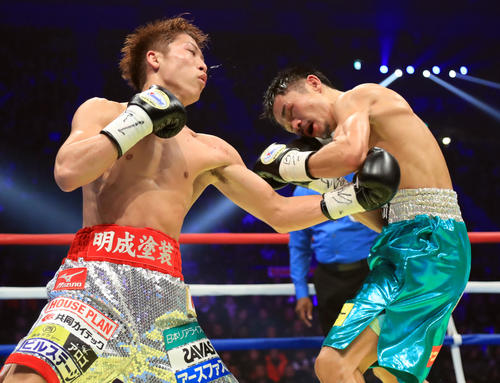 5回、河野（右）に強烈なパンチを見舞う井上尚（2016年12月30日撮影）