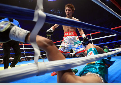 6回、河野（手前）をマットに沈める井上尚（2016年12月30日撮影）