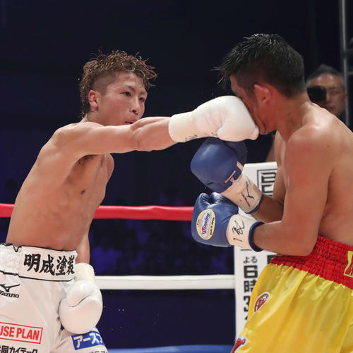 10回、ペッチバンボーン（右）の顔面に右ストレートを放つ井上（2016年9月4日撮影）