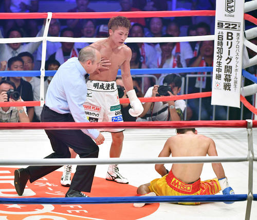 10回、ペッチバンボーン（右）からダウンを奪いKO勝ちを収める井上尚（2016年9月4日撮影）