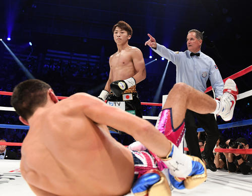 1回、左ボディーでダウンを奪う井上尚（2018年5月25日撮影）
