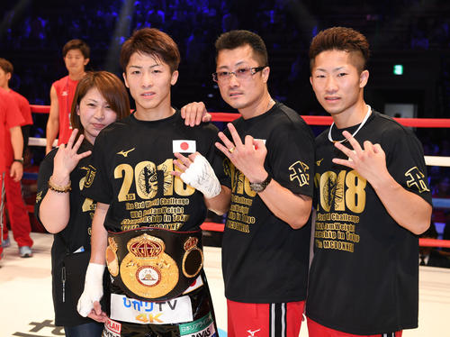 3本指を立てポーズを決める井上尚（左から2人目）。左から母の美穂さん、1人おいて父の真吾トレーナー、弟の拓真（2018年5月25日撮影）