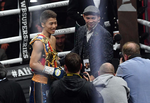 WBSSバンタム級準決勝　試合後、決勝で戦うドネア（右）と記念撮影する井上（撮影・滝沢徹郎）
