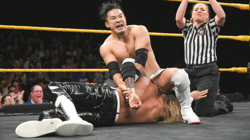 ホバーボードロックでリーブス（下）を仕留めたKUSHIDA（C）2019WWE，Inc．AllRightsReserved．
