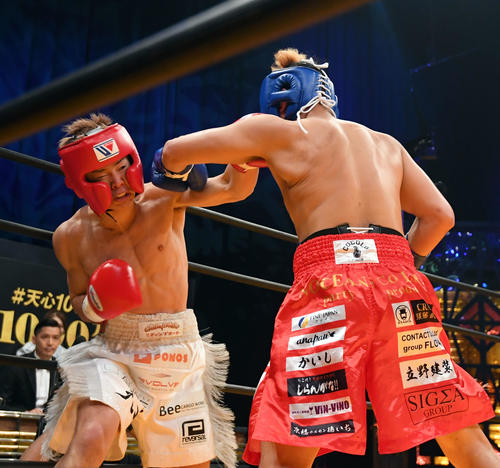 那須川天心対テーパリット　2回、テーパリット（右）にパンチを放つ那須川（撮影・たえ見朱実）