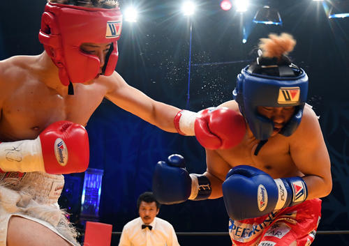 那須川天心対テーパリット　2回、テーパリット（右）にパンチを放つ那須川（撮影・たえ見朱実）