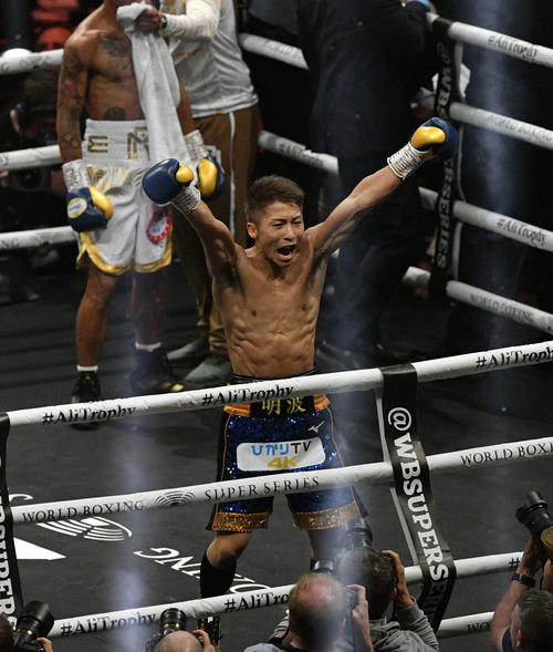 WBSSバンタム級準決勝　井上対ロドリゲス　2回、ロドリゲスに勝利し雄たけびを上げる井上（撮影・滝沢徹郎）