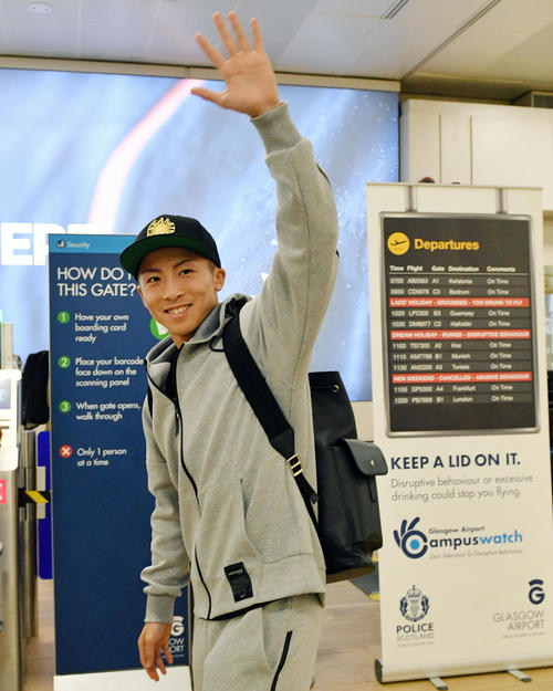 ロドリゲス戦を一夜明け、グラスゴー空港を笑顔で後にする井上（撮影・滝沢徹郎）