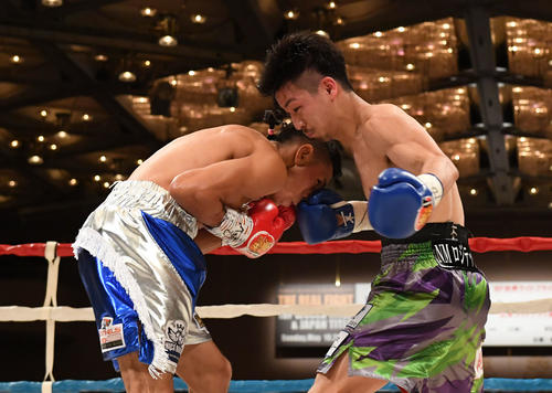 小西伶弥対フェリックス・アルバラード（IBF世界ライトフライ級タイトルマッチ）小西伶弥はフェリックス・アルバラードにパンチを浴びせる　（撮影・奥田泰也）