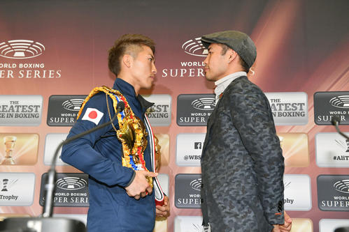 決勝で対戦するドネア（右）と向かい合う井上（撮影・滝沢徹郎）