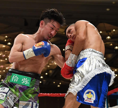 2回、アルバラード（右）にパンチを放つ小西（撮影・奥田泰也）