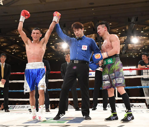 12Rを終え、判定でフェリックス・アルバラードが勝利する、敗れた小西伶弥（右）はフェリックス・アルバラードを見つめる（撮影・奥田泰也）
