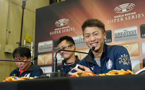 18日の試合後、会見で笑顔の井上（右）。左から大橋会長、父の真吾トレーナー