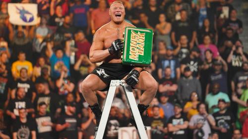 王座挑戦権利証入りのブリーフケースをゲットしたブロック・レスナー（c）2019WWE,Inc.AllRightsReserved