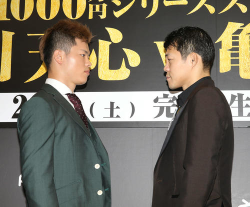 向かい合う那須川天心（左）と亀田興毅（撮影・河田真司）