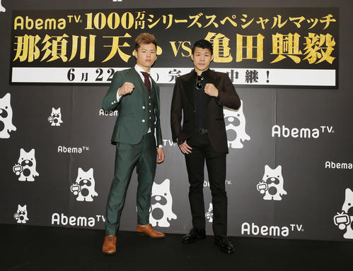 ファイティングポーズを取る那須川天心（左）と亀田興毅（撮影・河田真司）