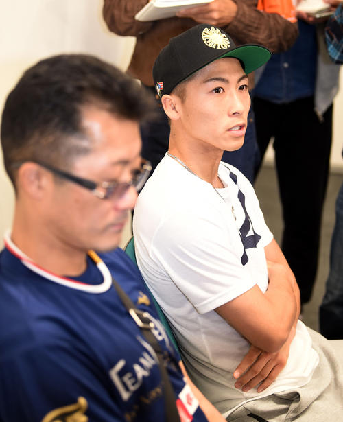 父の真吾さん（左）がロドリゲス陣営に突き飛ばされた事を厳しい表情で振り返る井上尚弥（撮影・横山健太）
