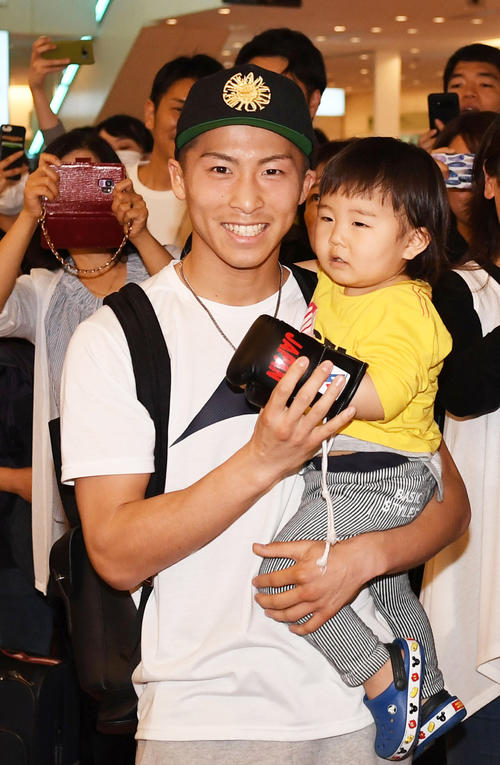 グローブを付ける息子の明波くんを抱きかかえポーズを決める井上尚弥（撮影・横山健太）