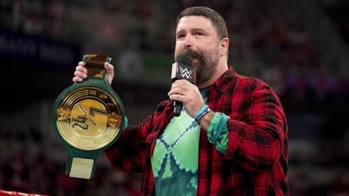 WWEの新たな王座、24／7ベルトを公開するミック・フォーリー（c）2019WWE,Inc.AllRightsReserved