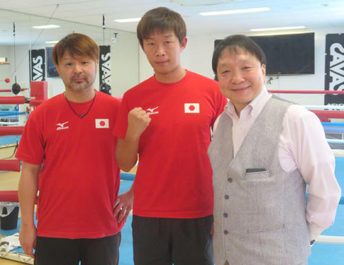 7月にWBOアジア太平洋スーパーフェザー級王座に挑戦する清水（中央）。左端は松本トレーナー、右端は大橋会長