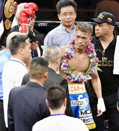 カニサレス(左)に判定で敗れ、肩を落とす木村翔(共同)