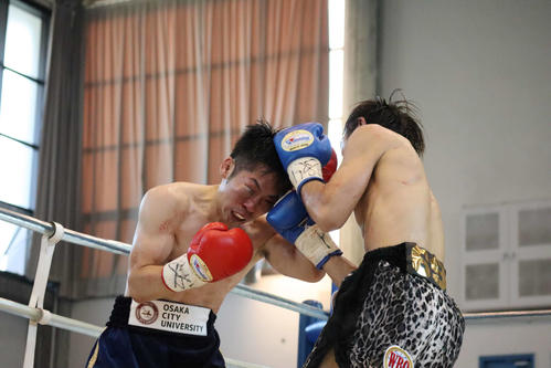 母校で試合を行う坂本真宏（左）（撮影・南谷竜則）