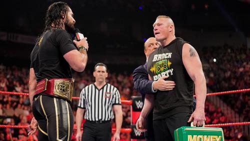 ユニバーサル王者ロリンズ（左端）をにらみつけるレスナー（右端）　（C）　2019WWE,Inc.AllRightsReserved
