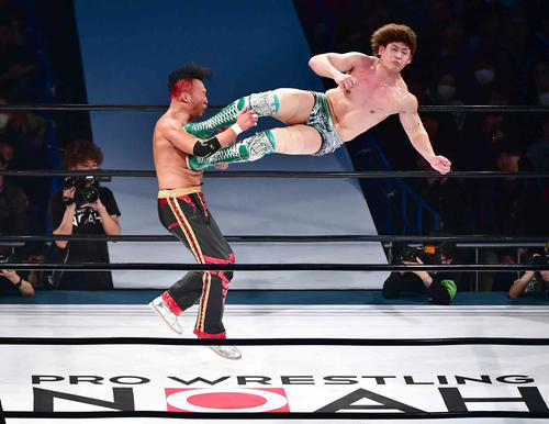GHCヘビー級選手権で丸藤（左）にドロップキックを浴びせる清宮（19年3月10日）
