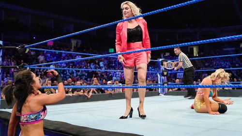 エバンス（右端）に勝ったスマックダウン女子王者ベイリー（左端）と言い争うフレアー（C）2019WWE,Inc.AllRightsReserved