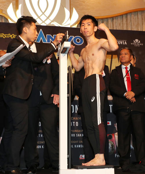 18年12月30日、IBF世界フライ級選手権前日計量でガッツポーズを見せた坂本真宏