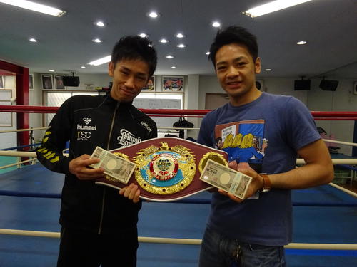 WBOアジアパシフィック・バンタム級王座を奪取し、所属の六島ジムから報奨金100万円を受け取ったストロング小林佑樹（右）と武市晃輔トレーナー（撮影・加藤裕一）