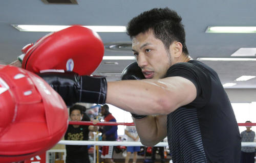 公開練習でミット打ちを行う村田諒太（撮影・中島郁夫）