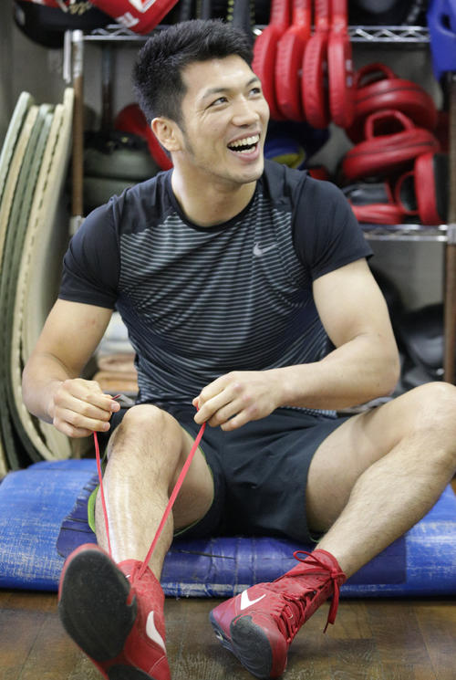 練習前に笑顔を見せる村田諒太（撮影・中島郁夫）
