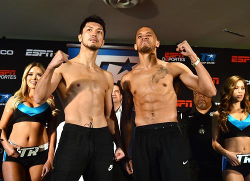 18年10月、ブラント（右）の横で闘志を燃やしファイティグポーズをとる村田諒太