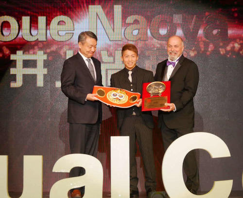 IBF総会に出席し、ベルト授与式に出席したWBA・IBF世界バンタム級王者井上（中央）（セカンドキャリア提供）