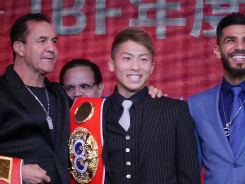 元3階級制覇王者フェネック氏（左端）、元IBF世界フェザー級王者ディブ（右端）らと檀上に並んだWBA・IBF世界バンタム級王者井上（セカンドキャリア提供）